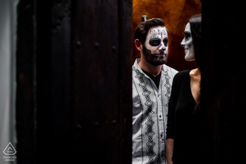 Guanajuato engagement photo Inside a small bathroom the couple got in and with dim light but with a luminous lens to enhance the colors