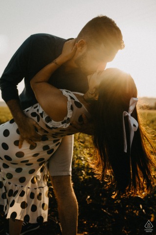 Engagement Photos Assis Chateaubriand. A Parana couple poses for a Vintage style pre wedding image with a romantic dip and kiss