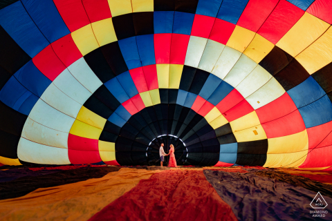 Boituva Engagement Photos. Sao Paulo couple posing inside an inflating hot air balloon