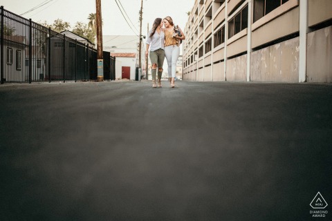 Downtown Las Vegas Dog Walking Engagement-shoot in stedelijke straten