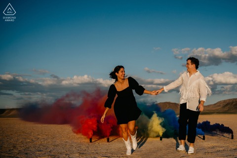 Las Vegas Desert Smoke Bomb Couple Picture | The colors of love 