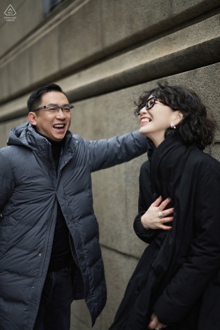 Sul Bund di Shanghai, in Cina, questo ritratto di strade urbane cattura una coppia alla moda e alla moda. La scena riflette un messaggio di matrimonio e di scoperta di più sull'amore tra le vivaci strade della città.