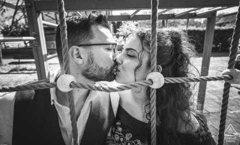 A couple from Ceparana-Bolano shares a loving kiss, framed by artistically tied rope.