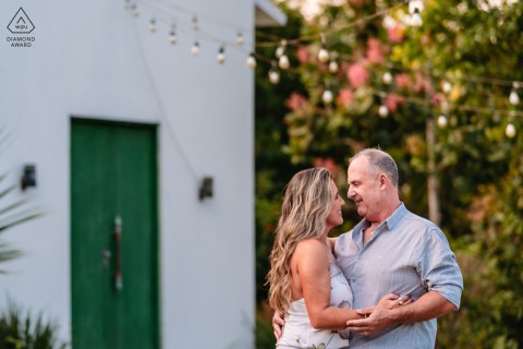 In Santa Catarina's Vila Gomes, a couple leans in for a kiss, their closeness beautifully captured by a talented WPJA photographer during their pre-wedding engagement session.