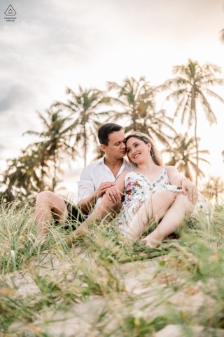 A romantic pre-wedding image from Praia do Francês. The couple is seen enjoying the tranquil atmosphere of the beach at the end of the day, emphasizing their calm and close connection by the water.