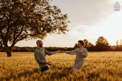 This breathtaking Gers, France portrait captures a couple dancing in the middle of golden wheat fields at sunset, an image of grace where their love moves to the rhythm of the light.