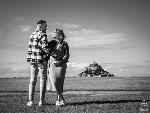 Holding Each Other After a 500km Journey at Mont Saint Michel Couple Portrait Session At Mont Saint Michel, after traveling 500km for their photo session, the couple stands, holding each other and gazing at each other in a striking black-and-white portrait.