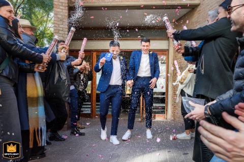 In Rosario, Santa Fe, the couple exits amidst a celebratory shower of confetti poppers.