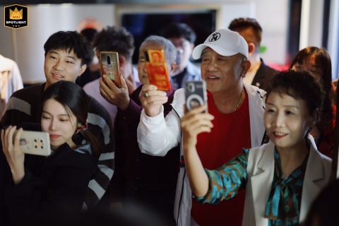 At home in Shanghai, China, relatives joyfully capture happy wedding moments of the couple, each holding up a smartphone, filling the scene with love, excitement, and shared celebration.