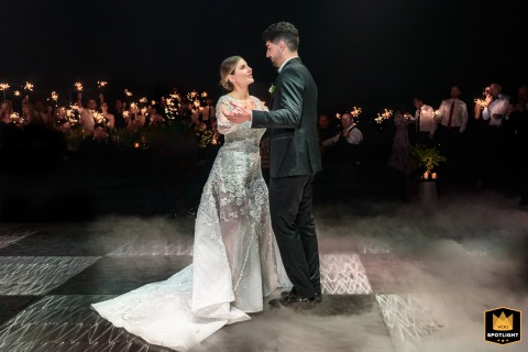 At Puerto Norte in Rosario, Santa Fe, the bride and groom gracefully share their first waltz, surrounded by soft lights.