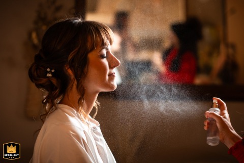 In Vendée, a backlit mist spray enhances photos of the bride's preparations. The ethereal light captures intimate moments before the ceremony, highlighting anticipation and delicate details.