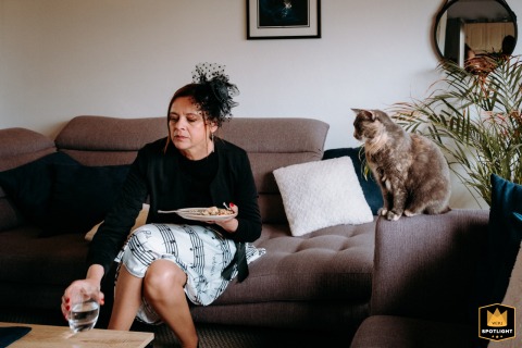 In a home in Limoges, a cat is captured near some food. The feline patiently waits for its meal, a classic, everyday moment between a pet and its owner.