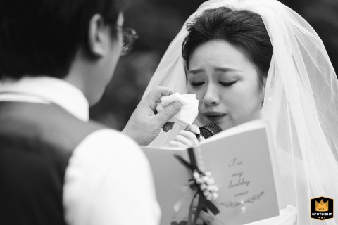 Yifeng Garden Hotel Vows: Groom Gently Wipes Away His Bride's Tearful, Touching Moment Deeply touching moment at Yifeng Garden Hotel, Shanghai, where groom gently wipes away his bride's tears as she reads her vows.