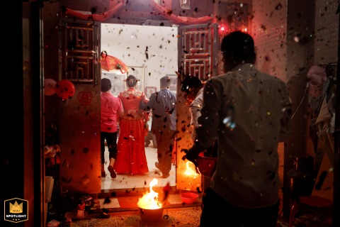 Newcomer Enters a Shenzhen House in Accordance with a Traditional Wedding Custom A photograph captures a traditional custom in Shenzhen City, Guangdong Province, China. The image shows the newcomer entering the house in accordance with traditional customs.