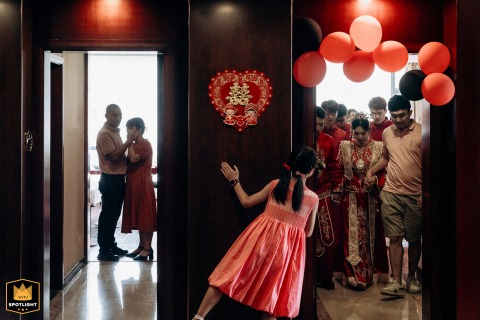 Fujian hotel wedding: The bride's parents cry as she gets married.