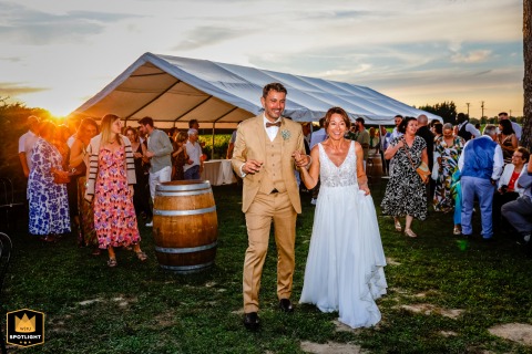 Golden Hour Celebration at Château Saint Louis: A Documentary Wedding Moment At the Domaine du Château Saint Louis, a documentary style wedding photographer captures a festive moment. The image shows the newlyweds celebrating during the golden hour, a blend of joy and light.