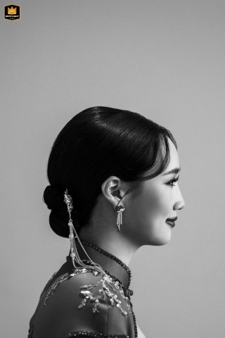 Bangkok Bride: An Elegant Black and White Profile Silhouette Black and white profile portrait of a bride at the Four Seasons Bangkok, capturing her elegant silhouette.