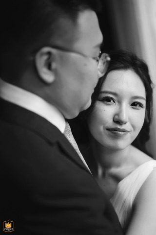 A Lifelong Promise Sealed: The Vow of Eternal Companionship in Shanghai Fu 1015, Shanghai: Standing closely, the couple shares a silent vow of lifelong companionship.