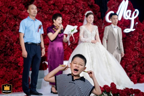 At the wedding ceremony in Shanxi, a little child stood up and played inside the hotel venue, providing a memorable moment.