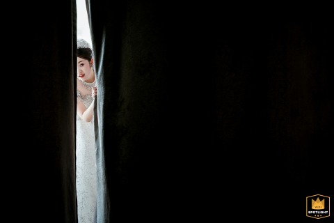   At the ceremony venue in Shandong, a bride patiently awaits her moment, anticipation and hope shining as she stands ready to join her partner.