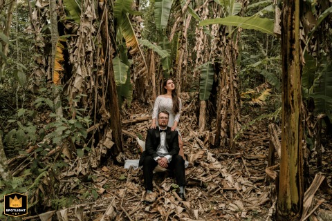   A couple’s portrait in São Paulo highlights the love and connection between the bride and groom, framed by the woods’s natural ambiance.