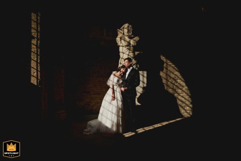 Against the historic backdrop of Palazzo Pubblico in Siena, Tuscany, the couple stands together for a classic portrait that celebrates both their love and Siena’s architectural grandeur.