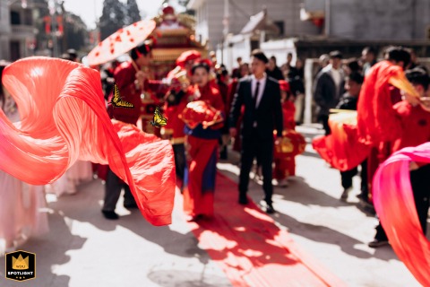 During the wedding procession at home in Fujian, China, butterflies flutter by, adding an enchanting and whimsical touch to the joyful march of the couple and guests.