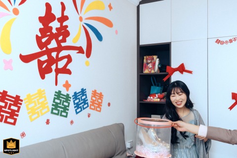 Playful Wedding Game In Kaifeng China Features The Groom Tossing Rings Onto The Brides Shoes A playful wedding game in Kaifeng, China features the groom tossing rings onto the bride’s wedding shoes, adding fun and unity to the joyful celebration.