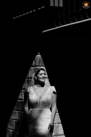 Light and architectural features frame the bride in a Mexican hacienda in Mérida, Yucatán, accentuating her elegance amid the grandeur of her wedding surroundings.