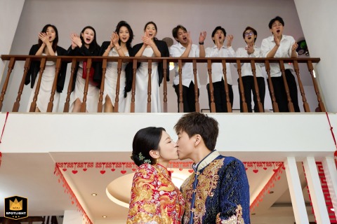 Friends Gather For A Group Photo Celebrating The New Union At A Home In Shandong At their home in Taian, Shandong, the newlyweds and their friends gather closely, smiling for a group photo that celebrates their new union and cherished friendships.