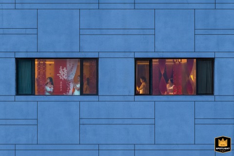 At her home in Taian, Shandong, the bride stands with her bridesmaids for a group photo, each sharing smiles and cheerful energy before the ceremony.