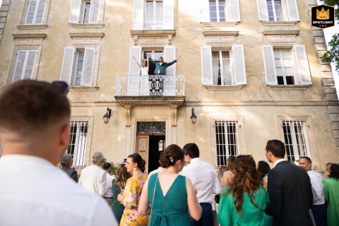 The bride and groom are warmly welcomed by their guests at Domaine Ermitage in Provence, France, with happy faces and applause marking their arrival.