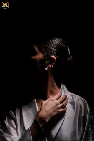 A bride’s portrait is taken in Jales, São Paulo, her serene expression and bridal elegance highlighted during this special time before her wedding ceremony.
