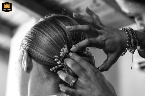 During preparations at the bride’s home in Gonzaga, Mantova, Italy, a delicate crown is carefully placed into the bride’s hairstyle, completing her wedding-day look.