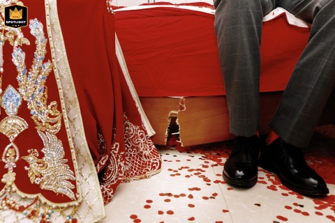 The wedding bed breaks instantly in the wedding room of Nanchang City, Jiangxi Province, turning preparations into an unexpected burst of laughter.