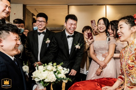 During the groom's arrival in Kaifeng, Henan, China, his declaration makes everyone burst into laughter, turning the welcoming tradition into a playful and memorable scene.