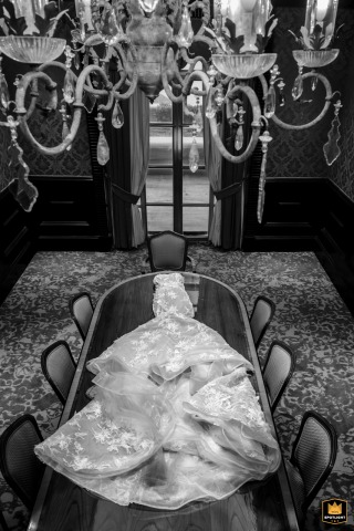 In Cancun, the bride's dress lies on a table, neatly arranged as an elegant detail that hints at the calm before the ceremony and the day's unfolding celebration.