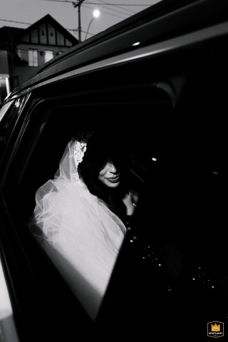 In Ribeirão Preto, the bride poses for a portrait inside a car, her expression poised and elegant as the simple setting draws attention to her presence on her wedding day.