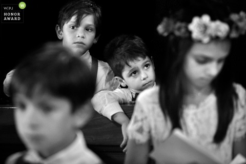 Les petits enfants s'ennuient pendant la cérémonie - Photographe de mariage en Calabre