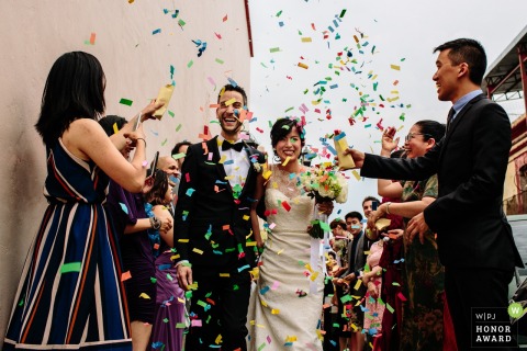 Città di Oaxaca, Oaxaca, Messico sposa e sposo sotto una pioggia di coriandoli color arcobaleno