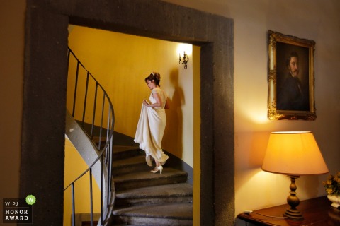 Novia caminando por las escaleras en su vestido de novia | Reggio Calabria boda fotografía