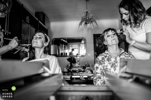 Ubeda bride getting ready before the ceremony - two women have make up Applied