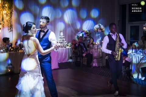 Immagini di una coppia che balla sotto le luci di un grande fotografo di matrimoni di Toronto