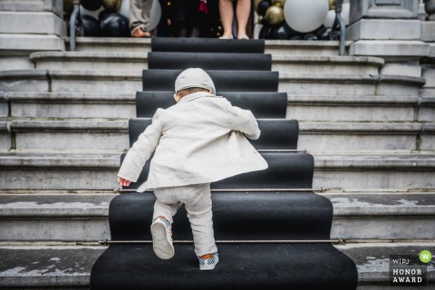 Limburg wedding photo from the Flanders Ceremony Location of a Kid having fun at the ceremony