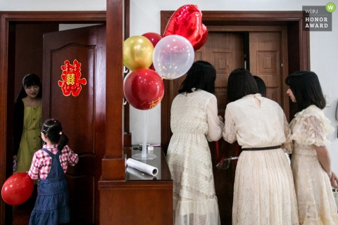 China home wedding photo of The bridesmaids going to block the door to prevent the bridegroom from coming in, and the children was going to enter the bride's room