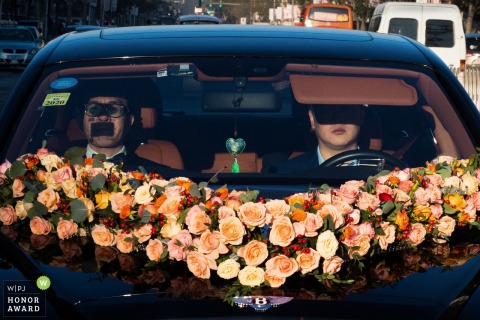 China wedding photography from inside the car On the way to bride