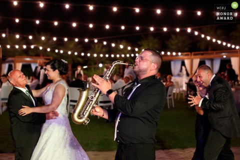 L'Italia WPJA è l'alternativa alle tradizionali immagini di matrimonio ed è lieta di presentare questo stimolante esempio di fotografia di matrimonio del Grand Hotel President di Siderno, Reggio Calabria, che mostra gli sposi IT che ballano con i genitori