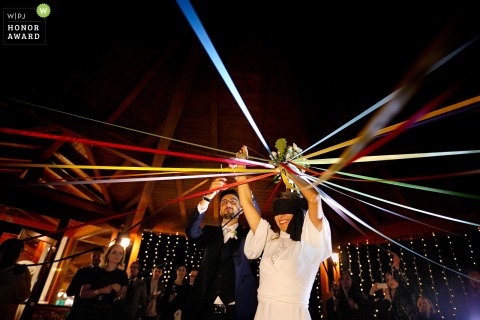 La novia corta los hilos de la tela con la novia con los ojos vendados atada con el ramo de flores en Agriturismo BioSila, Acri, Calabria