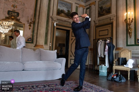 At the groom’s home in Guastalla, Italy, a golf master practices his swing while waiting to leave for the ceremony. The award-winning photo highlights the photographer’s skill at documenting unique, personal moments.