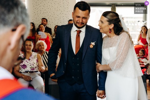 At the Mairie d’Ardentes in Indre, the photographer captures the groom breaking into tears before the mayor, with the bride by his side, skillfully preserving raw emotion and touching support in a powerful ceremony moment.